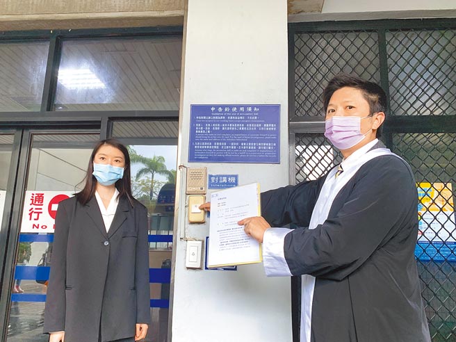 律师王俊文（右）受台中市长卢秀燕夫妇委托，21日到台中地检署按铃申告前追分国小校长李顺凉诽谤。（林欣仪摄）