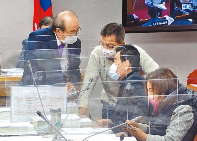 华视总经理庄丰嘉请辞获准，国民党立法院党团重回立法院朝野协商中央政府总预算案，民进党团总召柯建铭（左）在会前与国民党团总召费鸿泰（右二）交换意见。（姚志平摄）