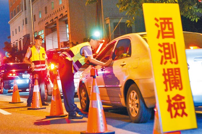 图为员警傍晚执行酒测拦检状况。（本报资料照片）