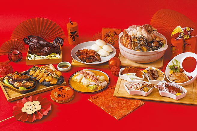 和逸青埔館的逸薈軒推出的年菜組中，展現川楊菜系「砂鍋雞原汁鮑魚紅燒（附窩窩頭）」、「脆皮蒜香黑鑽雞」美味。（桃園市政府提供／賴佑維桃園傳真）