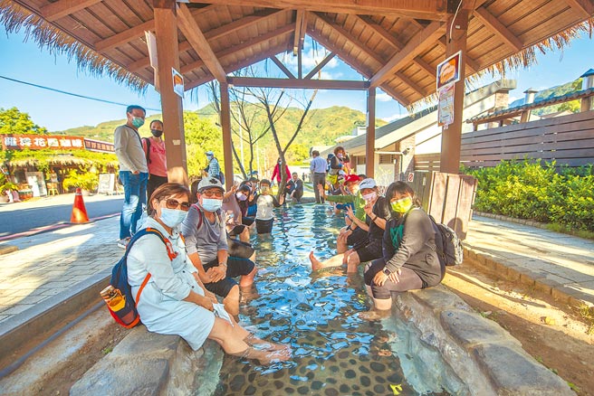 桃園市政府2016年起重新鑿井發展羅浮及爺亨溫泉，2018年啟用羅浮泰雅溫泉公園內的免費溫泉泡腳池。（桃園市政府提供／賴佑維桃園傳真）