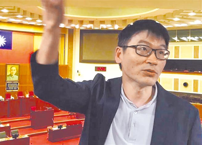 台北市议会民进党团总召梁文杰轰国民党没党纪，「一人一把号」。（本报资料照片）