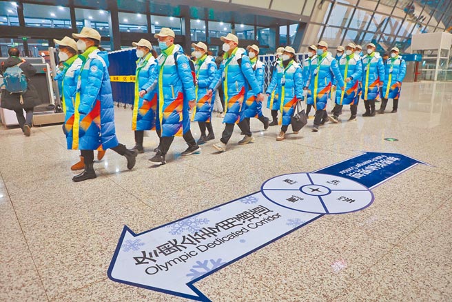 北京冬奥会圣火传递将于2月2至4日，在北京、延庆、张家口三个赛区进行。而京张高铁冬奥列车从昨日正式开启赛时运输服务，将在冬奥会运输期间每日开行。（新华社）