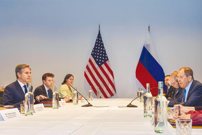 美国国务卿布林肯（左一）与俄国外长拉夫罗夫（右一）21日在日内瓦就乌克兰危机举行会谈。布林肯在柏林与英、法、德外长会面时强硬表态，俄罗斯军队任何侵入乌克兰边境的行为，都会引发西方国家一致的反击。图为两人去年会面的画面。（新华社）