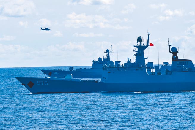 俄羅斯國防部20日宣布，該國海軍本月及下月在北半球多個海域舉行演習，出動超過140艘艦艇、1000件軍事裝備、1萬名兵力及60架飛機，加強保護俄方在全球海洋的利益。圖為先前中俄海上軍演。（中新社）