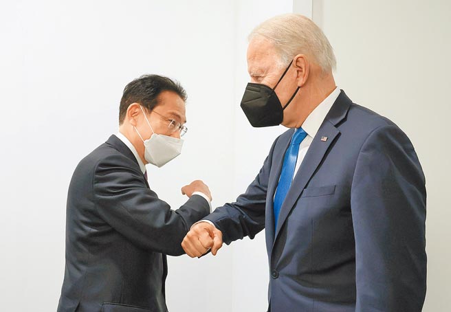 美國總統拜登（右）與日本首相岸田文雄（左）於日本時間21日晚舉行視訊峰會。圖為去年11月，兩人在第26屆聯合國氣候變化大會期間會晤。（摘自日本國首相官邸官網）