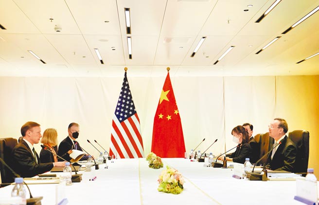 港媒披露，大陸和美國正就中共中央政治局委員、中央外事工作委員會辦公室主任楊潔篪（右一）與美國國家安全顧問蘇利文（左一）舉行面對面的會談進行磋商。圖為去年10月，雙方在瑞士蘇黎世會晤。（新華社）