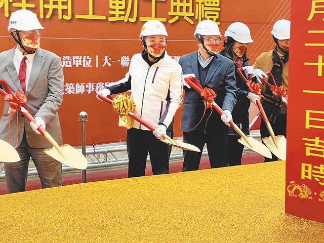 新北市长侯友宜主持板桥江翠段青年社宅开工动土典礼，内政部次长花敬群（左三）受邀出席。（王扬杰摄）