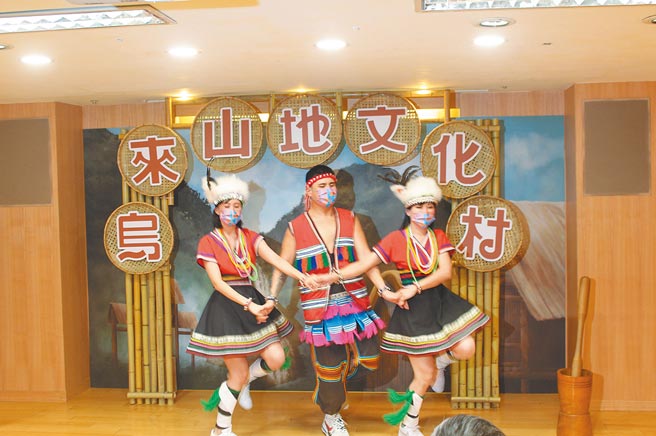 乌来泰雅民族博物馆「Mzyugi Ulay舞熠乌来－乌来歷史的流转记忆」特展，展期至12月31日，记者会以热闹的迎宾舞开场。（陈慰慈摄）