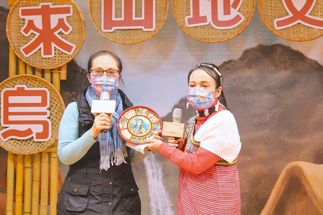 曾在「乌来山胞公司」担任表演者的周彭玉凤（左），她秀出当年最流行的「司纳普」，就是表演者的照片纪念盘，也会在特展中展出。（陈慰慈摄）