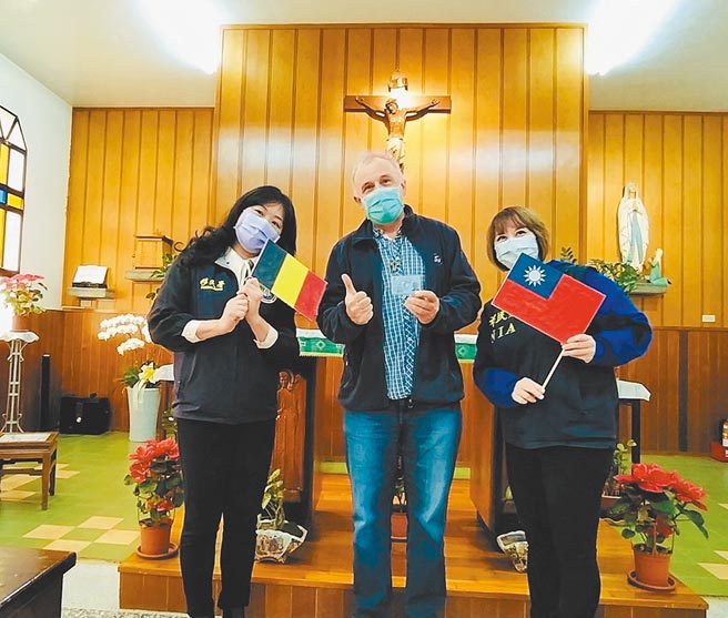 丁立伟神父（中）在新竹县尖石乡奉献30余年，21日获得具有特殊奉献的永久居留证「梅花卡」。（移民署新竹县服务站提供／庄旻静新竹传真）
