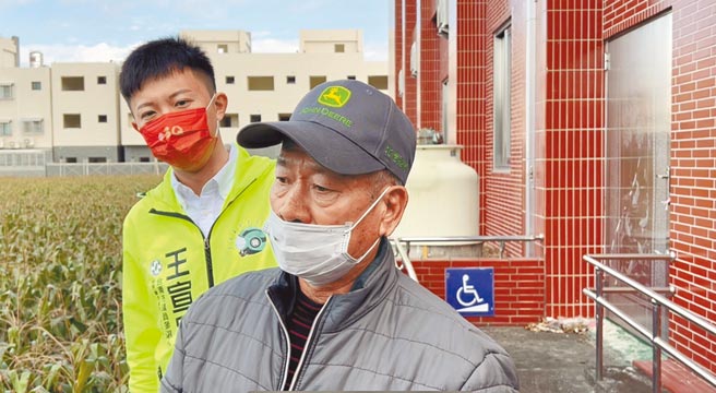 玉米价格高涨，台南盐水农友魏明杰（右）希望政府收购契作玉米卖出好价钱要回馈给农民。（刘秀芬摄）