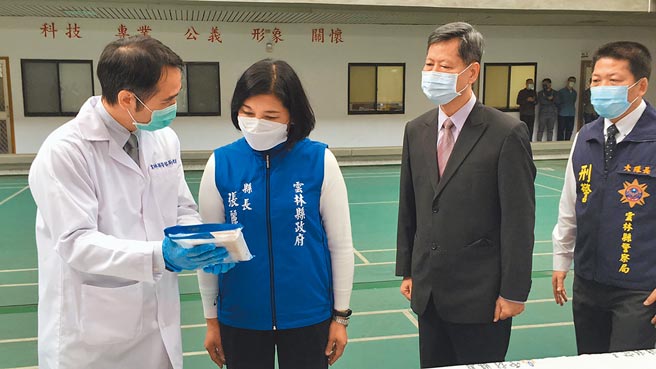 雲林縣長張麗善（左二）21日到雲林縣警局慰勉緝毒有功員警，員警手上拿的是此次查緝到的安非他命。（周麗蘭攝）