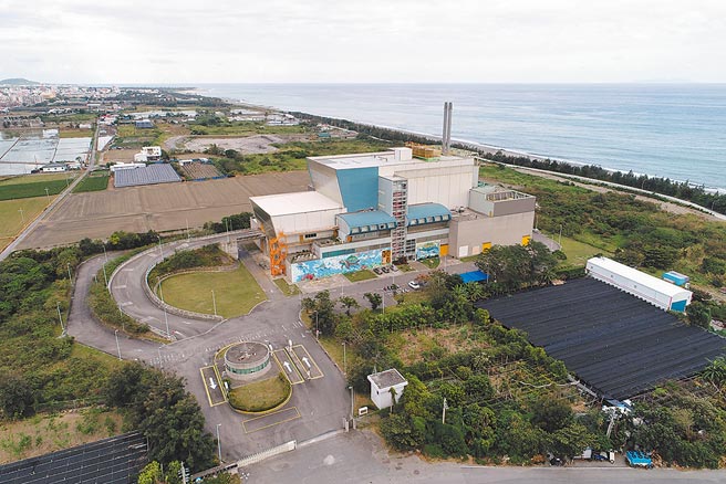 台东民眾近日发现尚未正式启用的焚化炉一到晚上就冒出阵阵白烟，质疑提前启用。（台东县府提供／蔡旻妤台东传真）