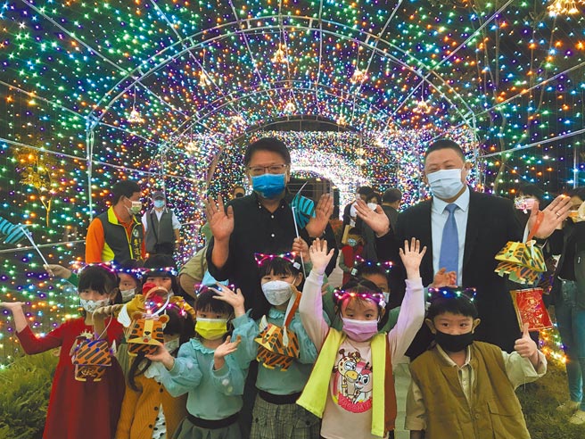 「2022屏东灯节」21日晚间在屏东县民公园正式点灯，今年除延续以往万年溪灯区外，还多了最夯的县民公园及胜利星村创意生活园区。（谢佳潾摄）