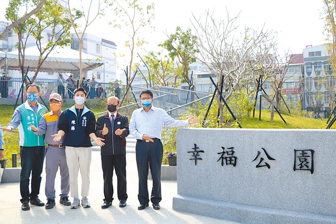 屏东幸福公园21日在县长潘孟安与地方人士一同揭牌下，正式启用。（谢佳潾摄）