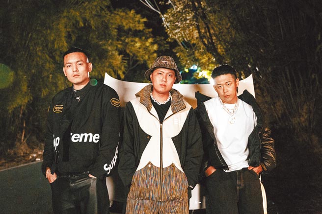 玖壹壹推出新歌〈啪哩啪哩〉，左起春風、洋蔥、健志。（混血兒娛樂提供）
