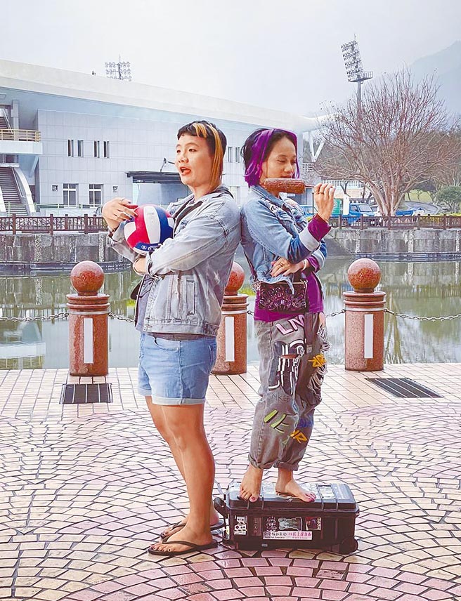 阿爆（右）與網紅阿翰合拍短片，在片中大啃玉米並且互嗆。（上引娛樂提供）