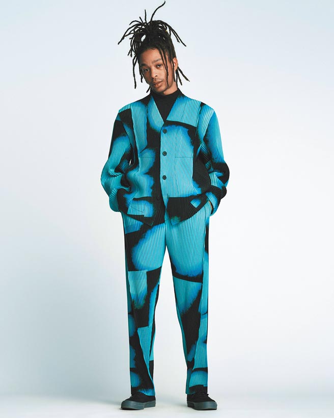 HOMME PLISSE ISSEY MIYAKE LANTERN营光朦胧，由精美的粉彩画制成，描绘出明暗色调间渐变的微妙之处。（君梵提供）