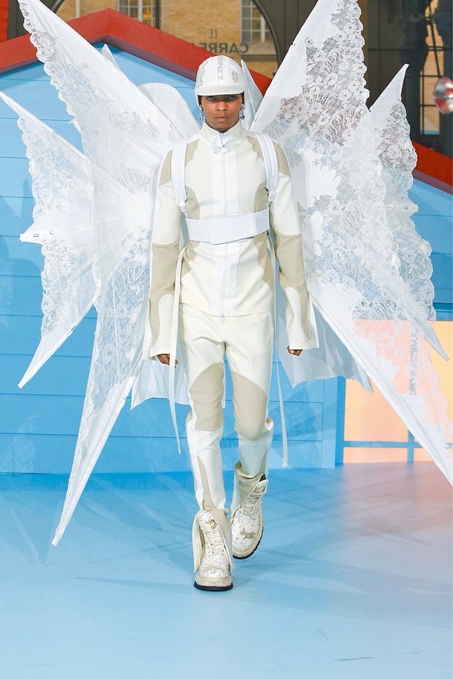Louis Vuitton2022秋冬男裝系列，壓軸出場的天使造型。（Louis Vuitton提供）