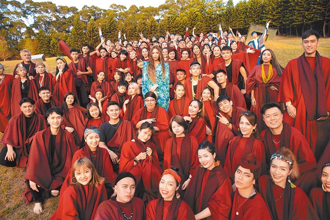 A-Lin（中）在新歌MV中，动用8位猛男舞者和100位阿美族人一起拍摄同欢，气势十足。（索尼音乐提供）