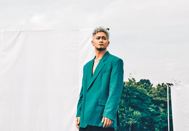 大Q秉洛从星光二班发迹，近期推出全新创作，并宣布加入新东家索尼音乐。（索尼音乐提供）