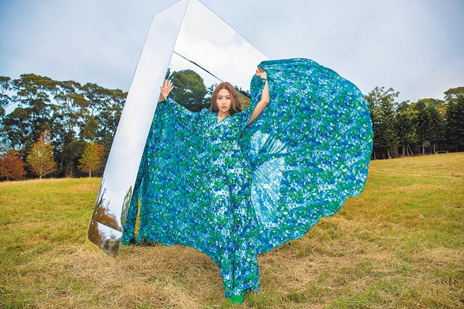 A-Lin近来推出新歌MV，身穿华丽造型服装，十分亮眼。（索尼音乐提供）