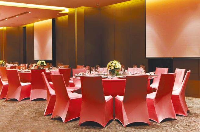 台北寒舍艾美酒店为初二打造的「艾美迎春　寅年团圆」专案，每组客人可在1个独立包厢内安排1至3桌的聚餐。（台北寒舍艾美酒店提供）