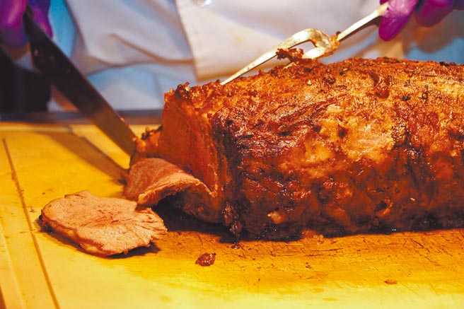 宜客乐海港百匯自助餐厅的现切炉烤牛排是人气佳肴。（澎湖福朋喜来登酒店提供）