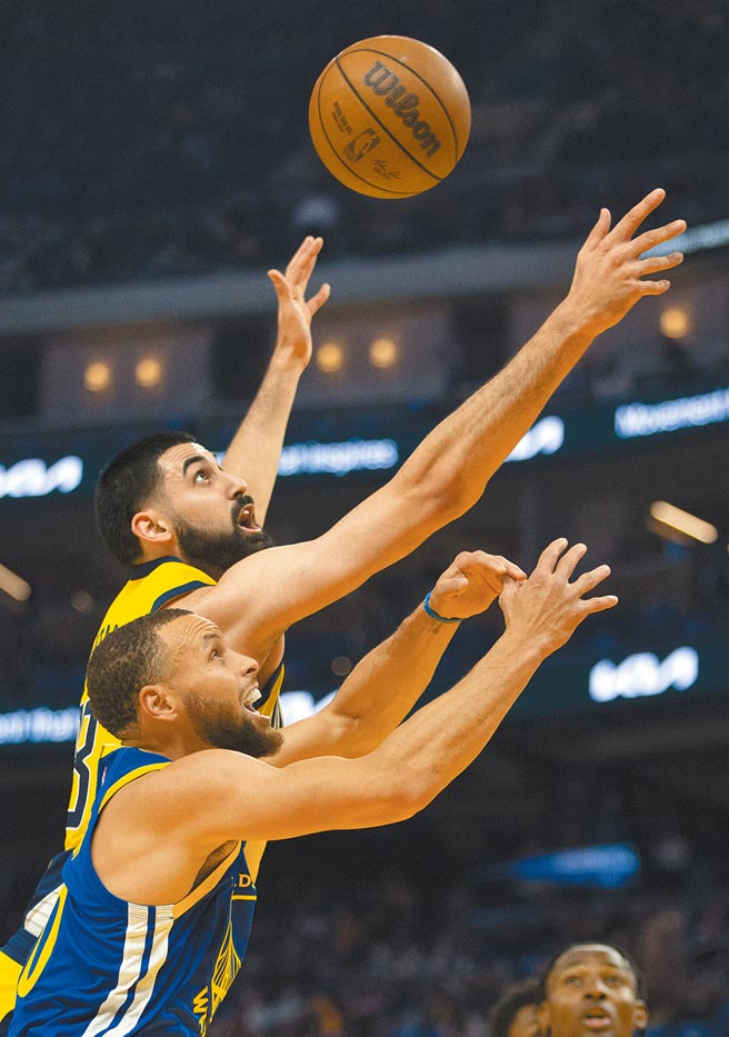 溜马中锋毕塔吉（上）力压勇士后卫柯瑞抓下篮板球。（路透）