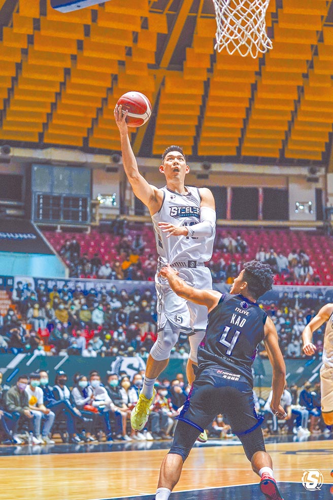 钢铁人吕政儒无视对方防守直接上篮取分。（高雄钢铁人提供）