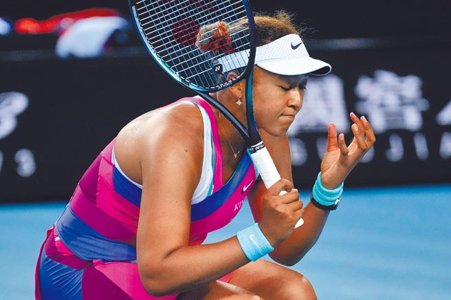 大坂直美对自己的失误懊恼不已。（美联社）