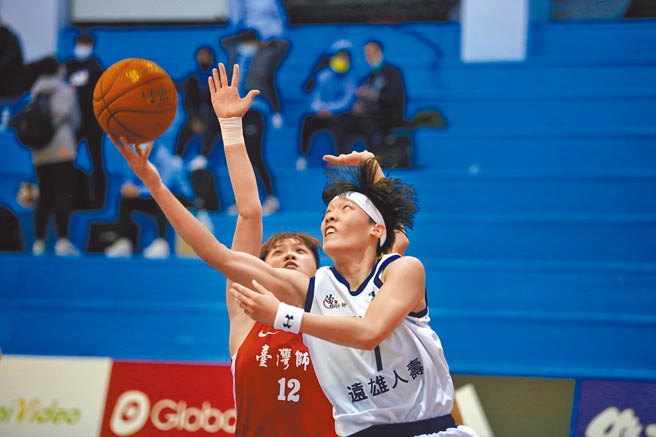 世新大学前锋苏嘉娴（右）拉杆挑篮，台湾师大前锋陈雅彤试图封阻。（李弘斌摄）