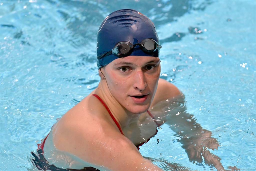 美国宾州大学的变性女游泳运动员莉亚‧汤马斯，她的成绩在男子组普通，但是在女子组大杀四方，引起是否公平的争议。图/美联社(photo:ChinaTimes)