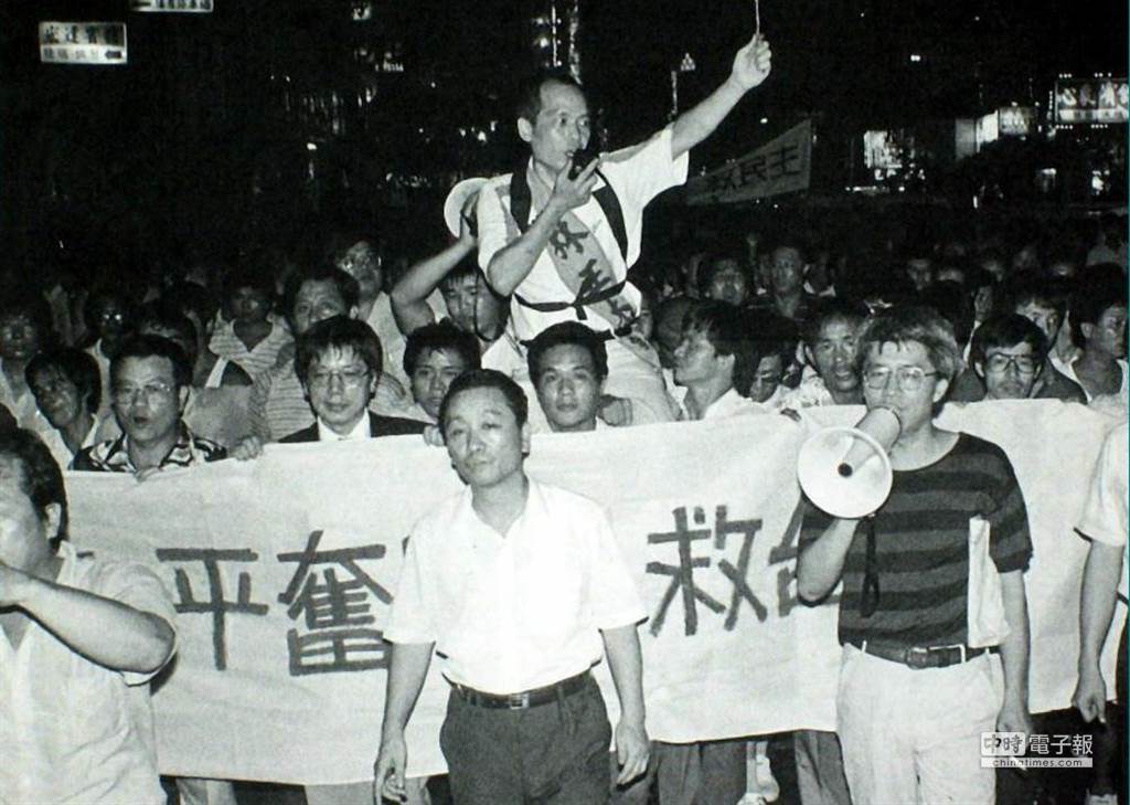 1986年台北市議員林正杰因議會言論被判刑1年半，在街頭發起一連串示威，抗議司法不公。（中時攝影組攝）