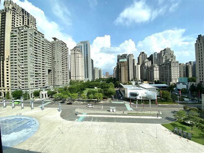 位在七期的「由鉅惟上」的品牌魅力及地段优势，获市场高度关注。（卢金足摄）