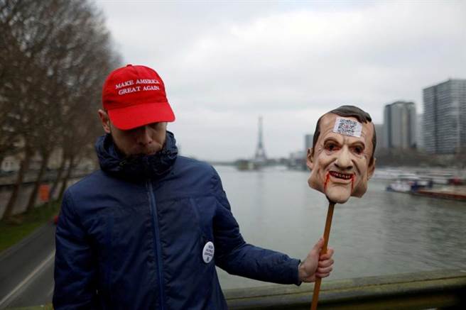 疫苗通行证24日上路 法国各地3.8万人上街抗议。(图/路透)