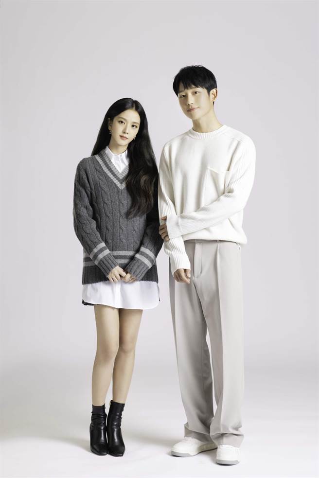 丁海寅（右）、Jisoo事前都花了许多时间准备角色。（Disney+提供）