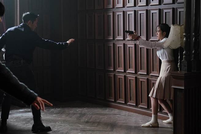 《雪降花》中有各种惊心动魄的「动作场面」。（Disney+提供）