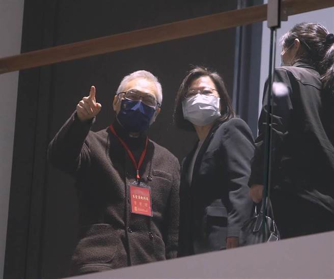 经国七海文化园区及蒋经国总统图书馆22日开幕，蔡英文总统在开幕式上表示，透过图书馆提供的资料让台湾社会更深入了解，也能更公正评价，有助于化解台湾社会分歧，蔡总统（右）致词后在随扈护送离开。（陈怡诚摄）