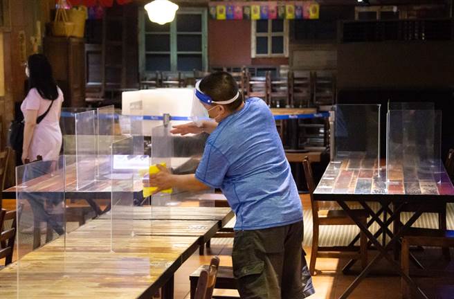 一名餐厅老板表示，不论台湾未来选择清零还是共存，「身为餐饮业者，不管走哪条路都是死路」。（本报系资料照／罗永铭摄）