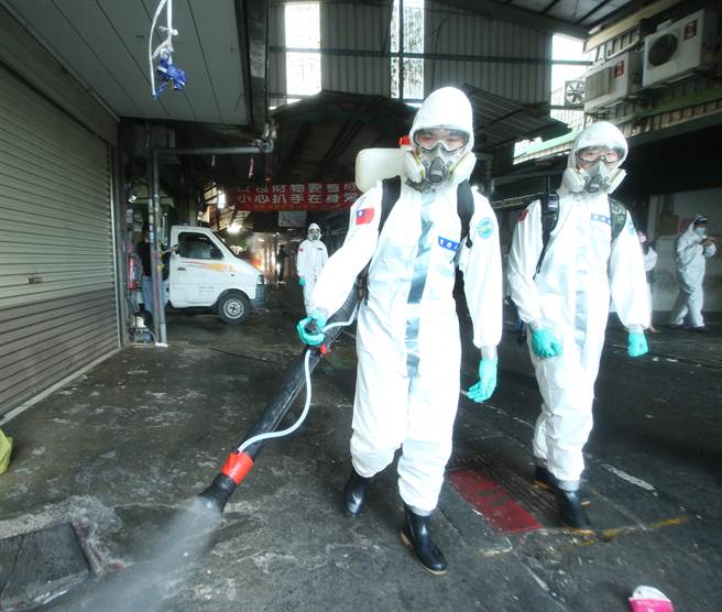 桃园疫情大爆发，民进党今天力挺桃园市长郑文灿。图为化兵群至忠贞市场进行清消。（资料照，陈怡诚摄）