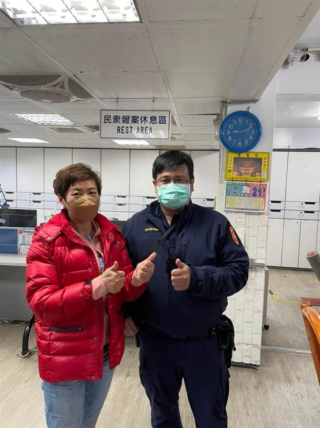 杨妇将证件顺利送到女儿手上，放下心中大石，不断夸讚黄员相当热心，真的是人民保母的楷模。（翻摄照片／石秀华高雄传真）