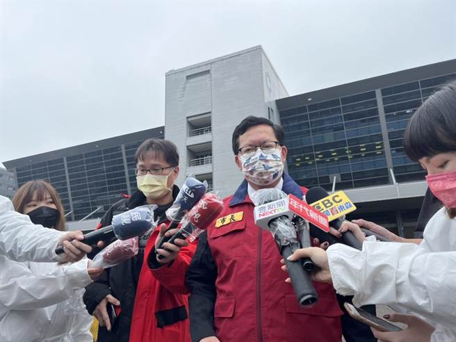 桃園市長鄭文燦今到遠雄自貿港視察，他表示昨採檢1722人中有新確診個案。（陳夢茹攝）