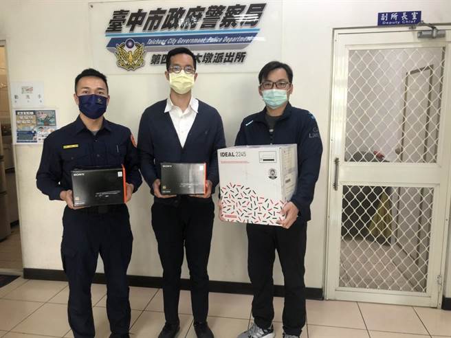 大墩派出所長曾一峯、副所長陳兆鉮感謝警友慷慨捐贈。（警方提供）