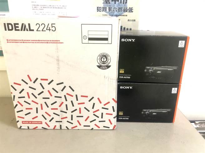 嚴姓警友捐贈大墩派出所之碎紙機及DV。（警方提供）