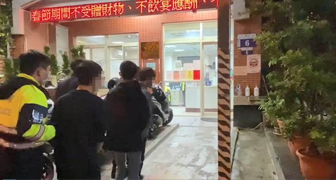 阮男等5人设局钓出被害人，欲强押上车索讨20万元赌债，遭快打警力逮捕送办。（民眾提供／王文吉台中传真）