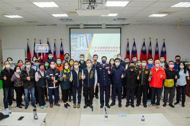 第六分局廣邀轄內義警、民防、義交、警友、志工、守望相助隊、各級機關、學校、百貨賣場、攤販管理委員會等，共同宣示捍衛社區治安、維護交通秩序及為民服務工作的決心。（警方提供）