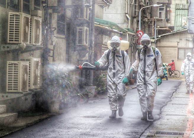 台湾南北爆发Omicron疫情，英国《卫报》（Guardian）指出，台湾新冠零容忍政策受到挑战。（图／中时王英豪摄）