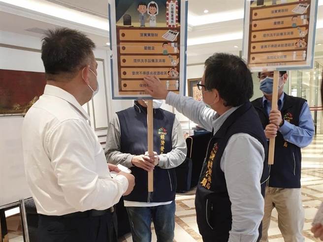 中市府持續強化大型餐宴會館防疫宣導。（台中市政府提供）